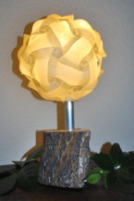 Holzlampe- Fuß aus Holz der Korkenzieherweide - Lampenschirm aus Kunststoff mit Serviettenklebetechnik beschichtet