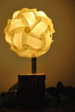 Holzlampe- Fuß aus Holz der Korkenzieherweide - Lampenschirm aus Kunststoff mit Serviettenklebetechnik beschichtet