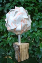 Holzlampe - Fuß aus dem Holz der Korkenzieherweide - Lampenschirm aus Lampenpapier