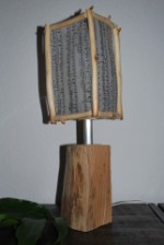 Holzlampe - Fuß aus dem Holz der Lärche - Rahmen aus Lindenholz - Schirmeinsatz aus Lampenpapier