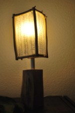 Holzlampe - Fuß aus dem Holz der Lärche - Rahmen aus Lindenholz - Schirmeinsatz aus Lampenpapier