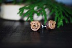 Ohrstecker aus Eibenrinde zu Kringeln geformt; Stecker Metall versilbert, nickelfrei (SKE7) Ohrstecker aus Eibenrinde zu Kringeln geformt; Stecker Metall versilbert, nickelfrei (SKE7)