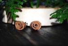 Ohrstecker aus Eibenrinde zu Kringeln geformt; Stecker Metall versilbert, nickelfrei (SKE8) Ohrstecker aus Eibenrinde zu Kringeln geformt; Stecker Metall versilbert, nickelfrei (SKE8)