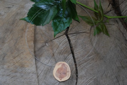 Collier mit einer Scheibe von der Eibe auf doppeltem Schmuckdraht (CdSE4) Collier mit einer Scheibe von der Eibe auf doppeltem Schmuckdraht (CdSE4)