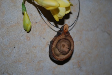 Collier mit Anhänger aus Lorbeer-Kirsch-Holz (CSLo1)